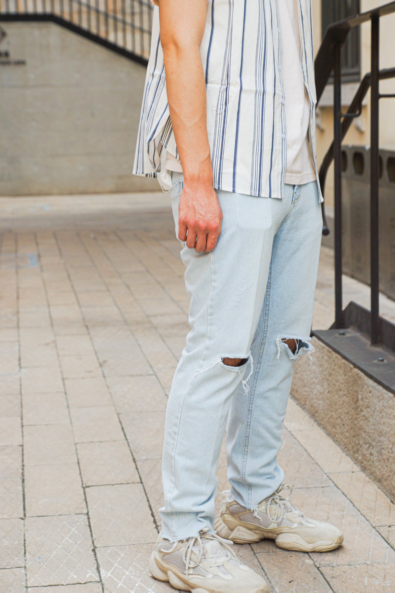 Light Blue Denim Jeans With Slash Details - Apple’s Farm