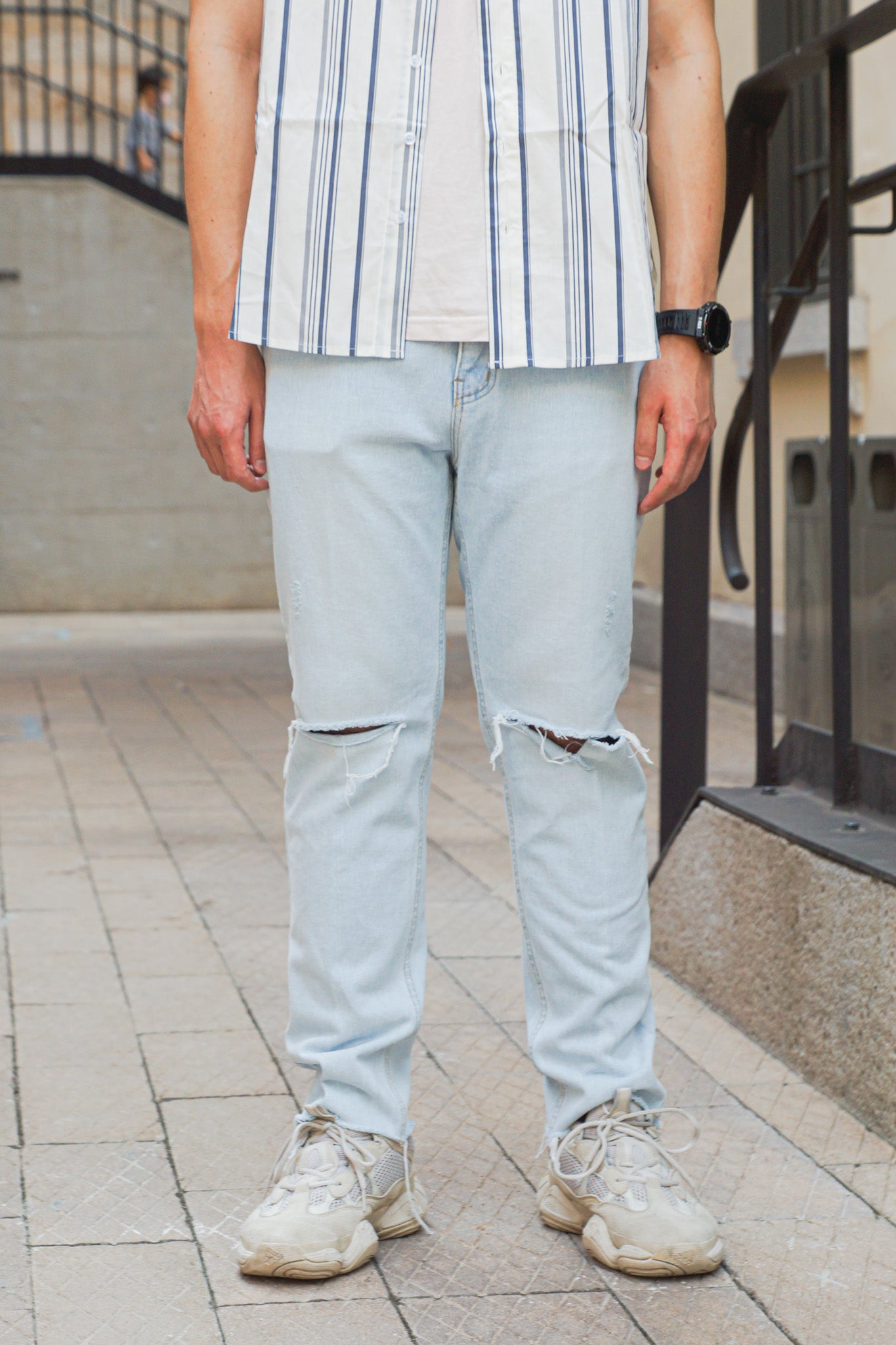 Light Blue Denim Jeans With Slash Details - Apple’s Farm 